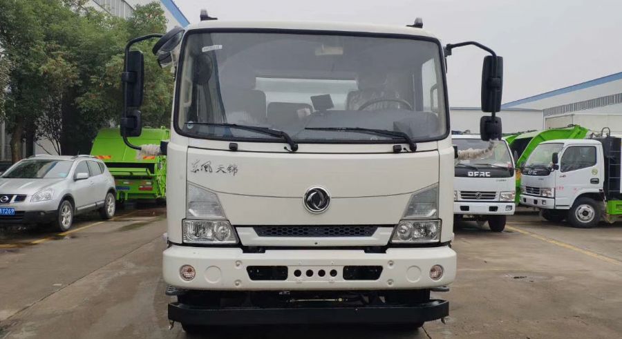 東風(fēng)天錦新款駕駛室洗掃車(chē)