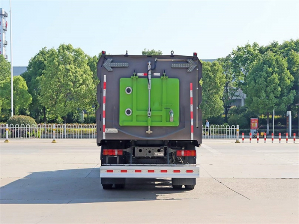 重汽豪沃洗掃車(chē)（深度保潔車(chē)）