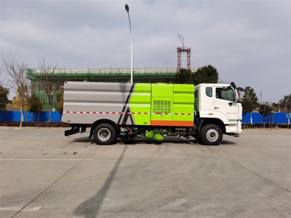 重汽豪沃洗掃車(chē)（深度保潔車(chē)）