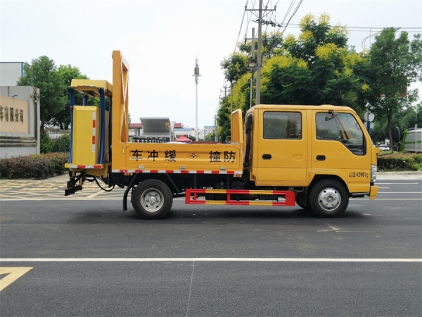 五十鈴70K防撞緩沖車(chē)
