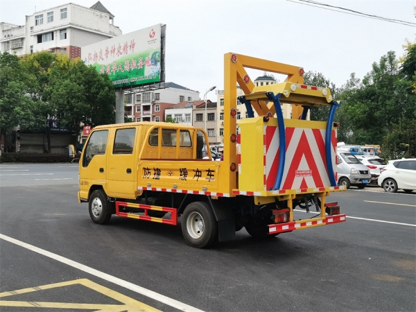 五十鈴70K防撞緩沖車(chē)