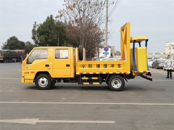 五十鈴70K防撞緩沖車(chē)
