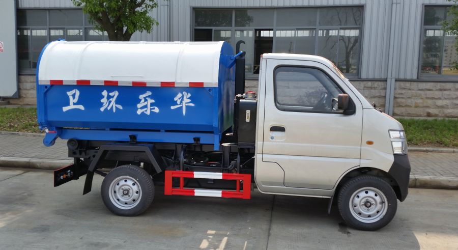 廈工楚勝為宜昌用戶生產(chǎn)的長安車廂可卸式垃圾車準(zhǔn)備起運(yùn)。