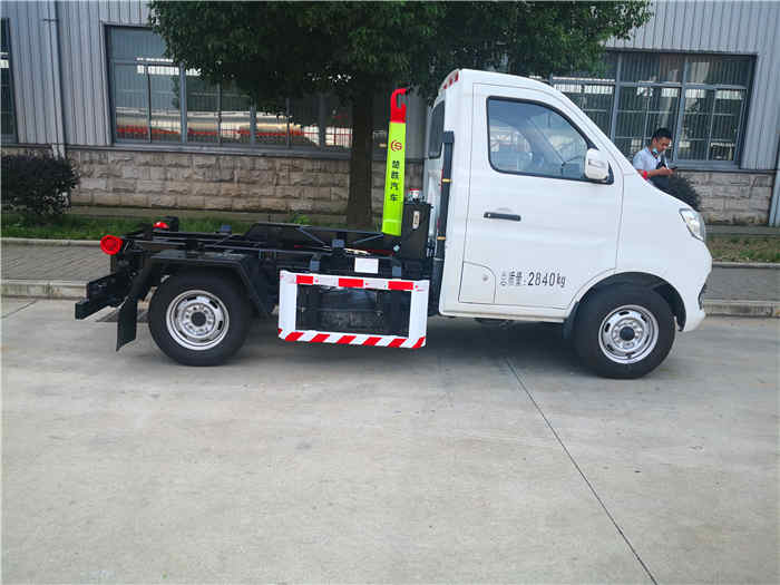 福田祥菱3方汽油發(fā)動機(jī)勾臂垃圾車